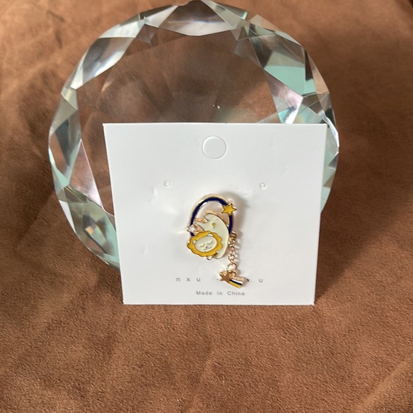 Lion/Leo astrology enamel pin with star dangle - Picture 2 of 4